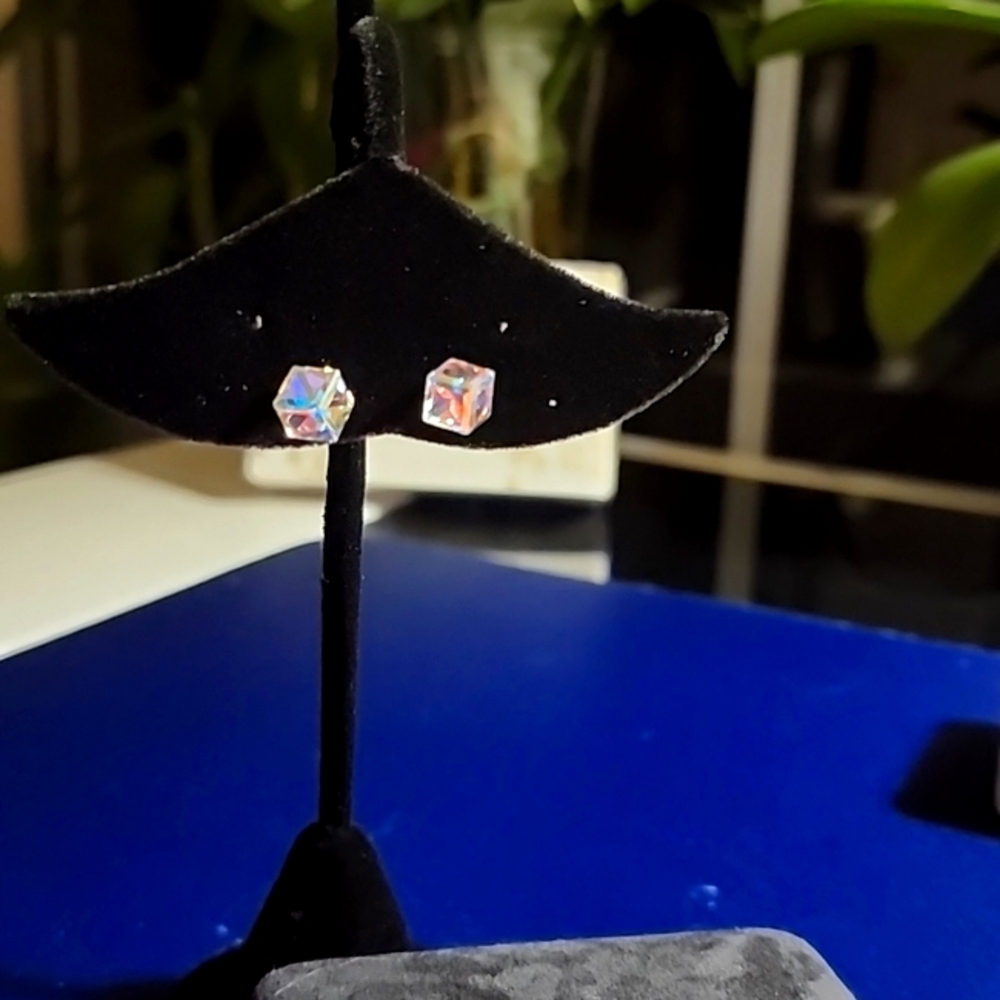 Cute stud cube earings